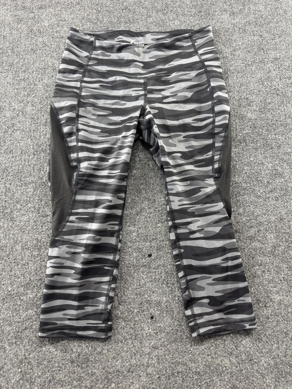 Old Navy Go-Dry Capri Leggings Womens Large Gray Camo Yoga Gym Pants Running